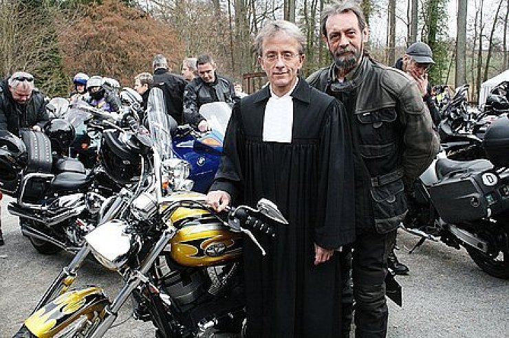 Göttlicher Beistand: Pastor Andreas Gronemeier, hier mit "Kurve"-Inhaber Günter Beyer, nach dem Biker-Gottesdienst. - © Foto: Tegtmeier