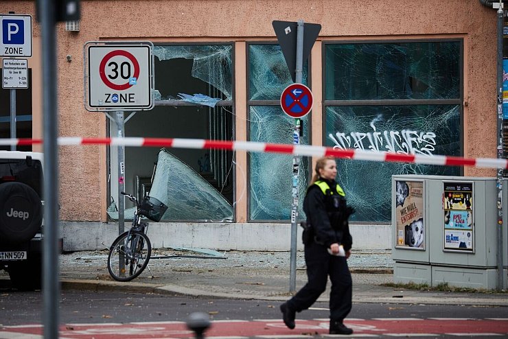 Der Einsatz von Kugelbomben verursachte Schäden und besorgt viele Menschen. - © Jörg Carstensen/dpa
