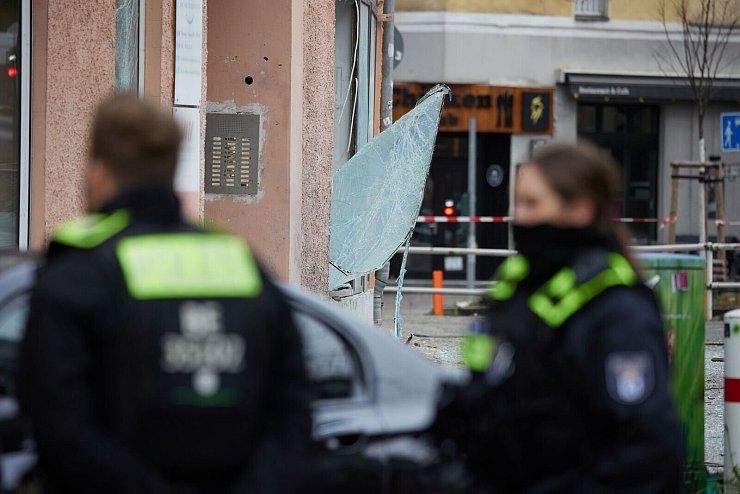 Schwere Schäden sind in Schöneberg zu sehen. - © Jörg Carstensen/dpa