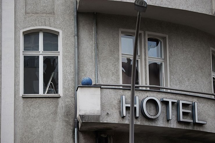 Etliche Fensterscheiben gingen zu Bruch. - © Jörg Carstensen/dpa