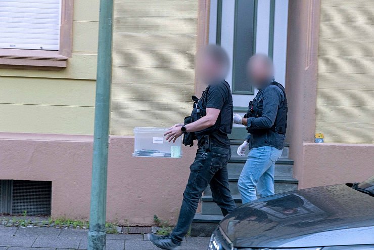 Nordrhein-Westfalens Innenminister Herbert Reul (CDU) sagte, die Polizei habe mögliche Terrortaten gestoppt. - © Justin Brosch/dpa
