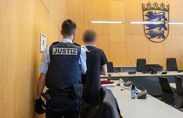 Mit Fußfesseln wird der Angeklagten in den Gerichtssaal geführt. - © Stefan Puchner/dpa