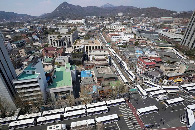 Als Teil der Sicherheitsvorkehrungen wurden Straßen rund um das Verfassungsgericht in Seoul mit Polizeibussen blockiert. - © Ahn Young-joon/AP/dpa