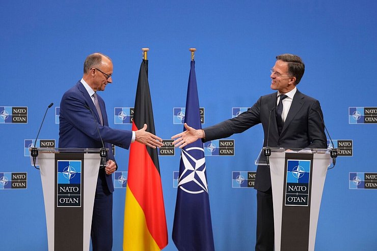 Zu zeitlichen Perspektiven bezüglich eines Nato-Beitritts der Ukraine äußerte Merz sich nicht. - © Virginia Mayo/AP/dpa