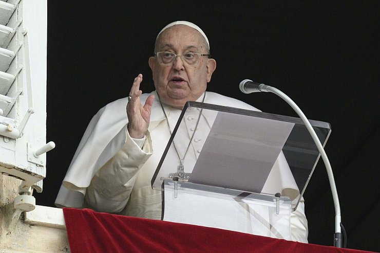Papst Franziskus absolvierte zuletzt weiter mehrere Termine pro Tag. Seit Freitag wird er im Krankenhaus behandelt. (Archivbild) - © Vatican Media/IPA via ZUMA Press/dpa