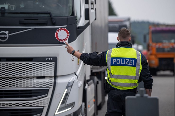 Längere Staus an den Grenzen versucht die Bundespolizei zu vermeiden. (Archivbild) - © Harald Tittel/dpa