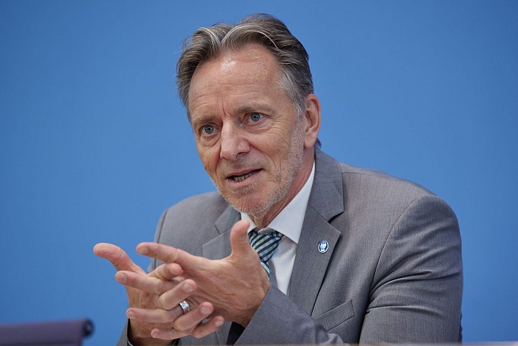 BKA-Chef Münch sieht in den Grenzkontrollen eine wirksame Maßnahme zur Bekämpfung von Schleuserbanden. (Archivbild) - © Jörg Carstensen/dpa