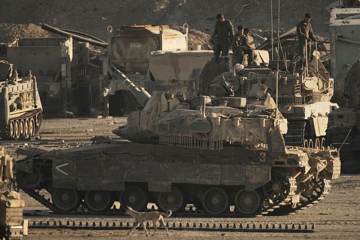 Israelische Panzer an der Grenze zum Gazastreifen. - © Leo Correa/AP/dpa
