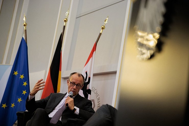Deutschland dürfe nicht Kriegspartei werden, bekräftigt Merz. - © Carsten Koall/dpa