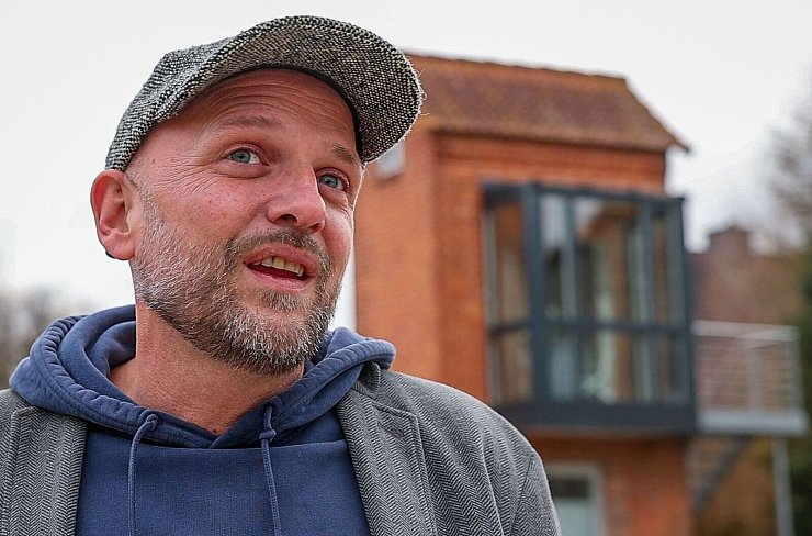 Der Vermieter der Ferienwohnung im ehemaligen Traforturm, Andreas Moos, steht vor der Mini-Ferienwohnung. Insgesamt vier Jahre hat der Umbau vom Trafoturm zur Ferienwohnung gedauert. - &copy; Jens B&uuml;ttner/dpa/dpa-tmn