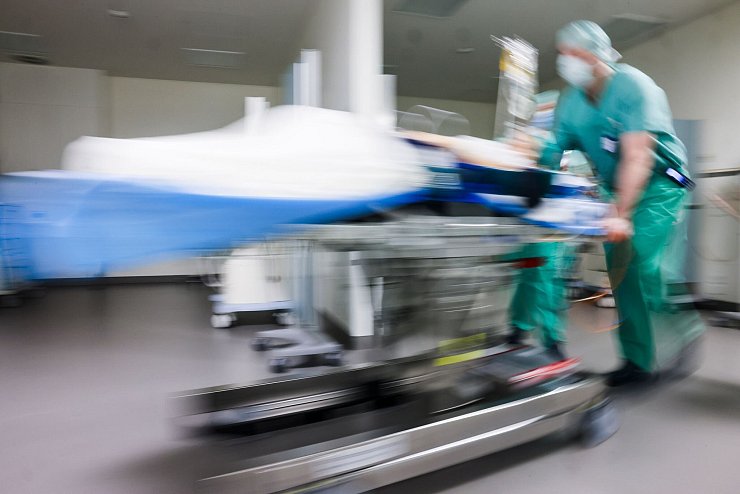 Die Reform soll den «Hamsterrad-Effekt» in den Kliniken bekämpfen. (Archivbild) - © Frank Molter/dpa