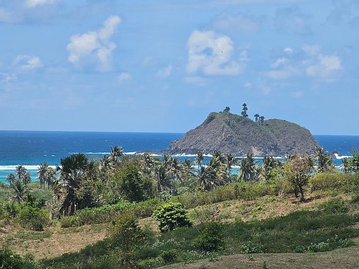 Das vielerorts noch idyllische Lombok ist die Nachbarinsel von Bali. - © Ahmad Pathoni/dpa