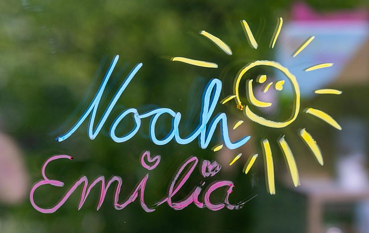In Nordrhein-Westfalen sind Emilia und Noah die beliebtesten Vornamen für Babys. (Foto Illustration) - © Hendrik Schmidt/dpa