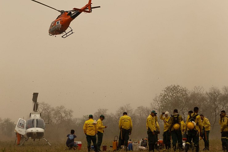 Indigene Feuerwehrleute warten auf ihren nächsten Einsatz. - © Diego Cardoso/dpa