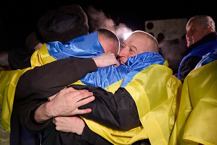 Moskau und Kiew tauschen Kriegsgefangene aus. (Archivbild) - © Uncredited/AP/dpa