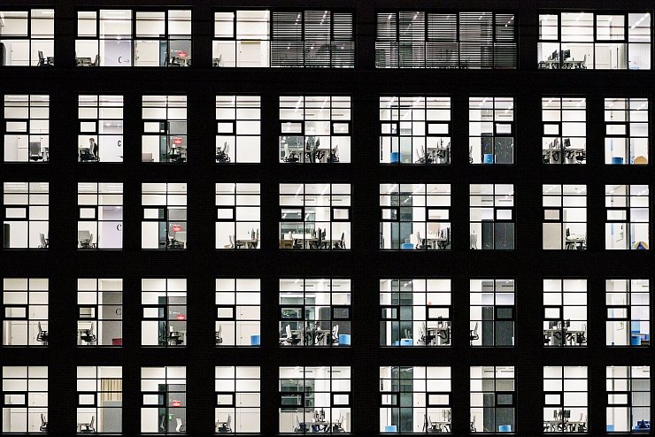 Viele Menschen arbeiten seit der Corona-Pandemie nur noch teilweise im Büro (Archivfoto). - © Andreas Arnold/dpa