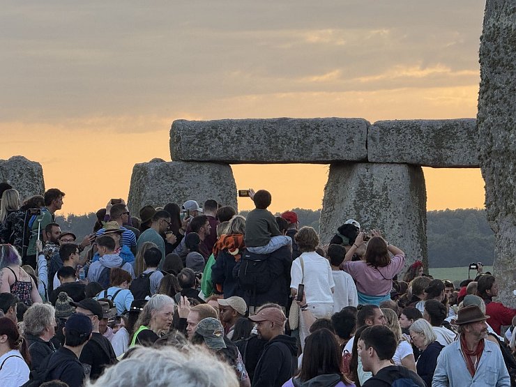 Menschen versammeln sich aus vielen gründen am Steinkreis Stonehenge. - © Zhanna Manukyan/PA Wire/dpa