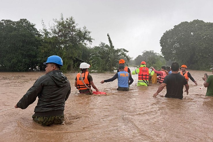 Die Menschen wateten vielerorts durch hüfthohe Wassermassen. - © Bernie Dela Cruz/AP