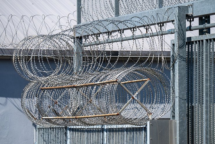 Der Suizid eines Jugendlichen in der JVA Ottweiler beschäftigt Justiz und Politik. - © Harald Tittel/dpa