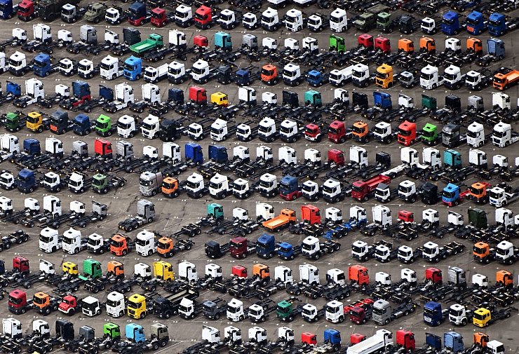 Der Absatz von Mercedes-Benz Trucks ist zuletzt gesunken. (Archivbild) - © Uli Deck/dpa