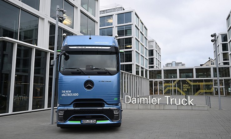 Daimler Truck ist nach eigenen Angaben einer der weltweit größten Nutzfahrzeughersteller. (Archivbild) - © Bernd Weißbrod/dpa