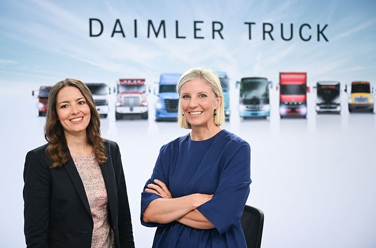 Sie wollen Daimler Truck profitabler machen: Chefin Karin Radström (rechts) und Finanzvorständin Eva Scherer (links). (Archivbild) - © Bernd Weißbrod/dpa