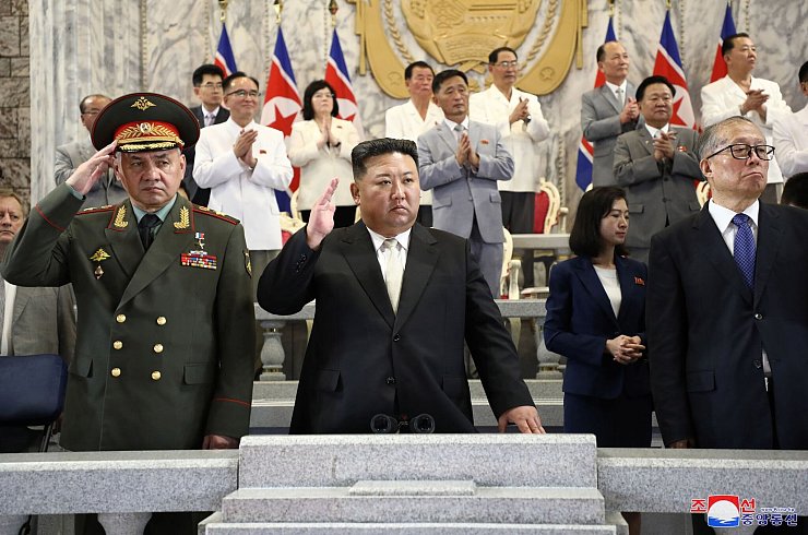 Sergej Schoigu und Kim Jong Un bei einer Militärparade in Pjöngjang. Der Inhalt kann nicht unabhängig verifiziert werden. - © Uncredited/KCNA/KNS/dpa