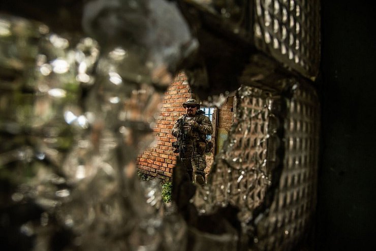 Ein Mitglied einer militärischen Drohnenbrigade in der Region Cherson, nur wenige Kilometer von der russischen Front entfernt. - © Hector Adolfo Quintanar Perez/ZUMA Press Wire/dpa