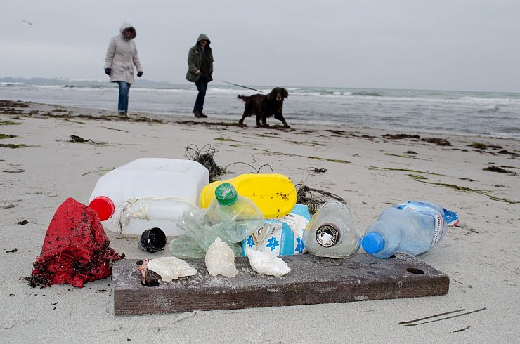 Plastikpartikel verschmutzen heute die höchsten Berge und die tiefsten Ozeane. (Archivbild) - © Stefan Sauer/dpa-Zentralbild/dpa