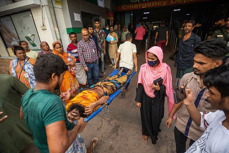 Ein verletzter Student wird auf einer Trage in ein Krankenhaus in Dhaka gebracht. - © Rajib Dhar/AP/dpa