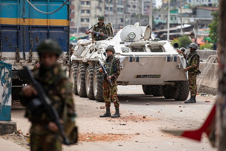 Streitkräfte aus Bangladesch patrouillieren in den Straßen von Dhaka - © Rajib Dhar/AP/dpa