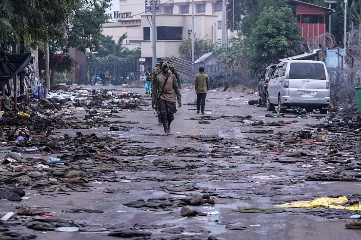Kämpfer der Miliz M23 patrouillieren in Goma. (Archivbild) - © Brian Inganga/AP/dpa