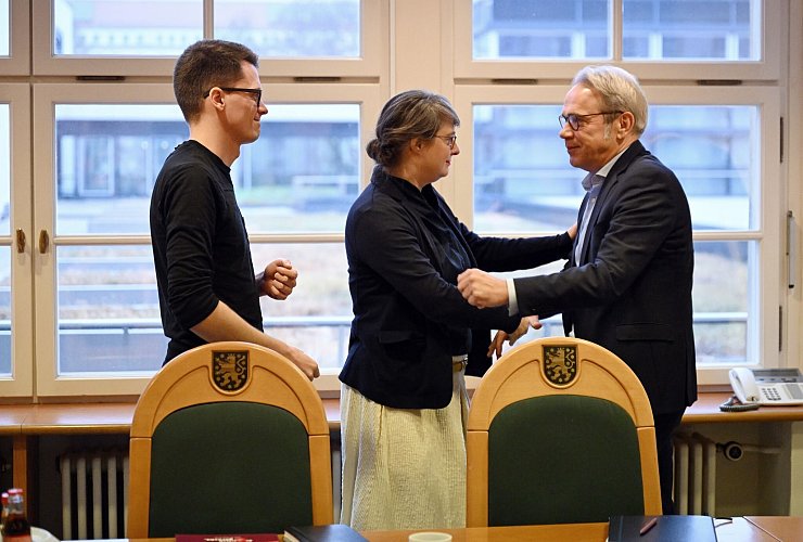 Die Parteien der sich anbahnenden Thüringer Brombeer-Koalition treffen sich in Erfurt mit Vertretern der Linken. - © Martin Schutt/dpa