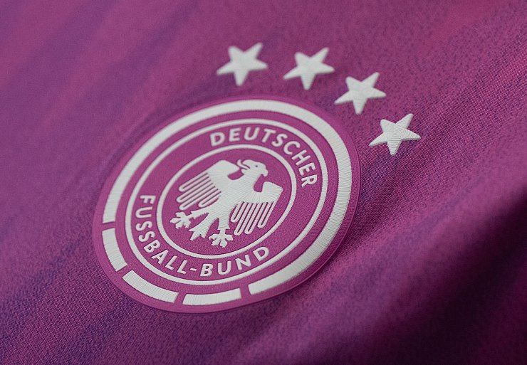 Das pinke DFB-Trikot ist bei den Fans sehr beliebt. - © Boris Roessler/dpa/dpa-tmn