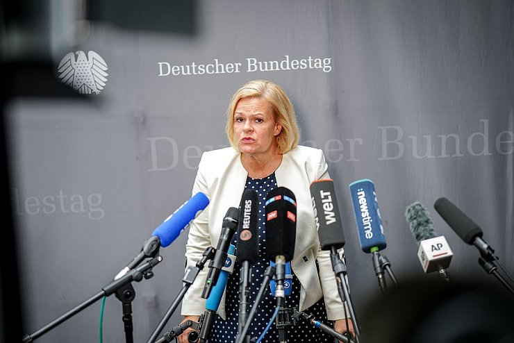 Bundesinnenministerin Nancy Faeser (SPD) möchte die Abschiebung von Straftätern nach Afghanistan fortsetzen. (Archivbild) - © Kay Nietfeld/dpa
