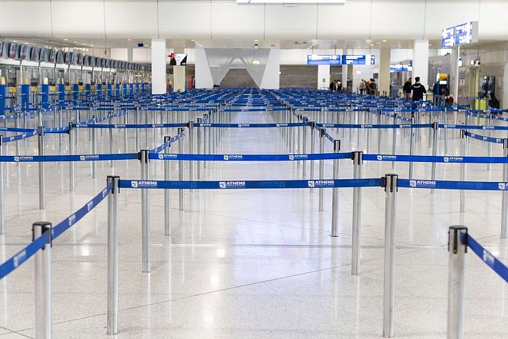 Die Fluglotsen streiken mit: Nichts geht mehr am Athener Flughafen - © Socrates Baltagiannis/dpa