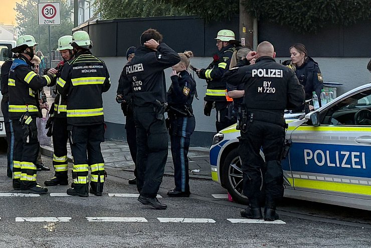 Ein brennendes Einfamilienhaus in München löst am frühen Morgen einen Großeinsatz von Polizei und Feuerwehr aus. - © Roland Freund/dpa