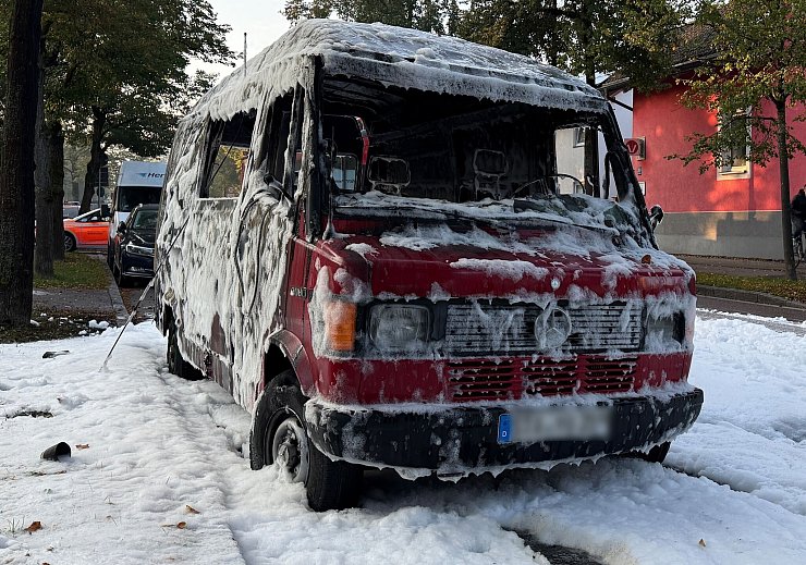 Der ausgebrannte Transporter im Münchner Stadtteil Lerchenau. - © Roland Freund/dpa