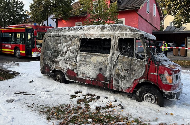 «Knallgeräusche» und ein brennender Transporter schrecken die Anwohner in einem ruhigen Münchner Stadtviertel auf. - © Roland Freund/dpa