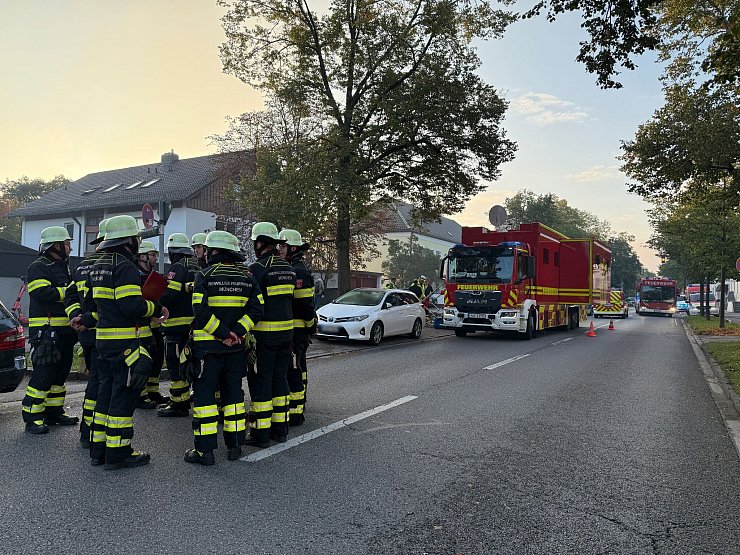 Feuerwehrleute im Münchner Stadteil Lerchenau. - © Roland Freund/dpa