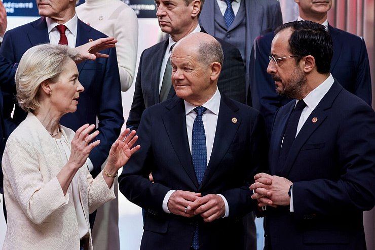 EU-Kommissionspräsident Ursula von der Leyen betont die Einigkeit der Europäer bei der Unterstützung der Ukraine. - © Ludovic Marin/POOL AFP/AP/dpa