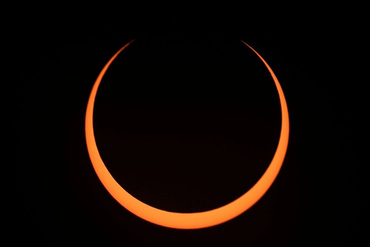 Der Mond bewegt sich während einer ringförmigen Sonnenfinsternis über die Sonne. - © Esteban Felix/AP/dpa