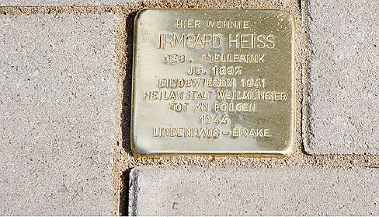 Erster "Stolperstein" in Detmold eingesetzt - © Detmold