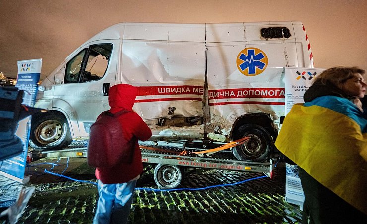 Sichtbares Zeichen russischer Aggression: Wie von den Veranstaltern berichtet wurde, starben bei dem russischen Beschuss des Krankenwagens der Fahrer und ein Sanitäter, die Ärztin wurde verschleppt. - © Benjamin Westhoff/dpa
