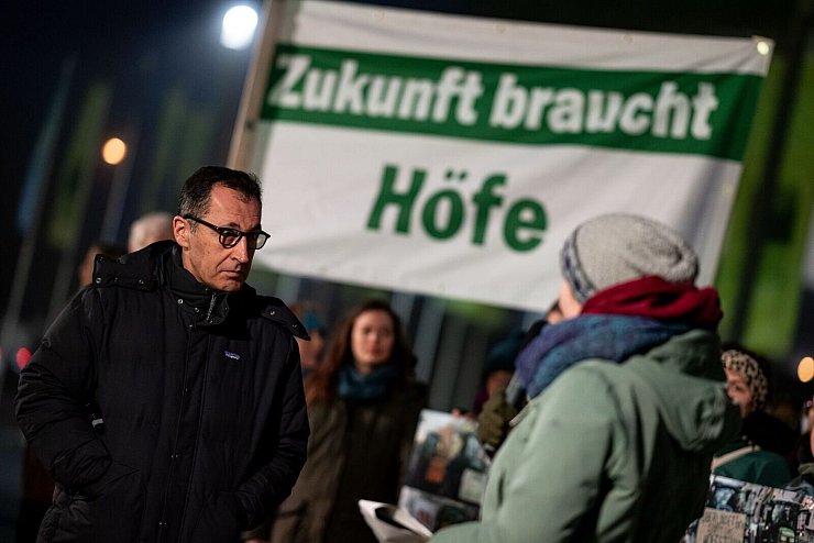 Bundeslandwirtschaftsminister Cem Özdemir hört sich an, was Aktivisten bei der Grünen Woche fordern. - © Fabian Sommer/dpa