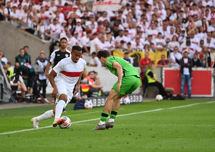 Lieferten sich ein umkämpftes Duell: Stuttgarts Leweling und Sander von Mönchengladbach. - © Markus Lenhardt/dpa