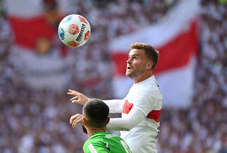 Am Ende obenauf: Maximilian Mittelstädt mit dem VfB - © Marijan Murat/dpa