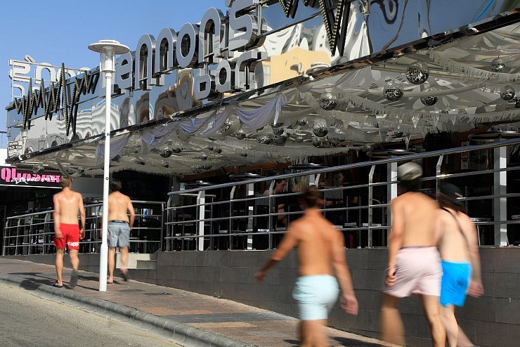 Junge Männer gehen mit nacktem Oberkörper auf Mallorca spazieren. (Archivbild) - © Clara Margais/dpa
