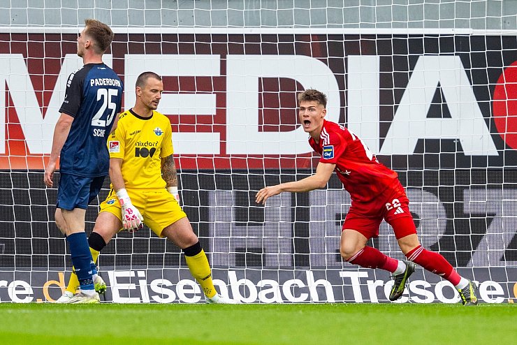 Danny Schmidt trifft zum 1:0 für Düsseldorf. - © David Inderlied/dpa