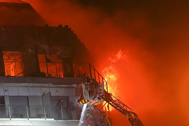 Feuerwehrleute retten zwei Menschen aus dem brennenden Hochhaus. - © Alberto Saiz/AP/dpa
